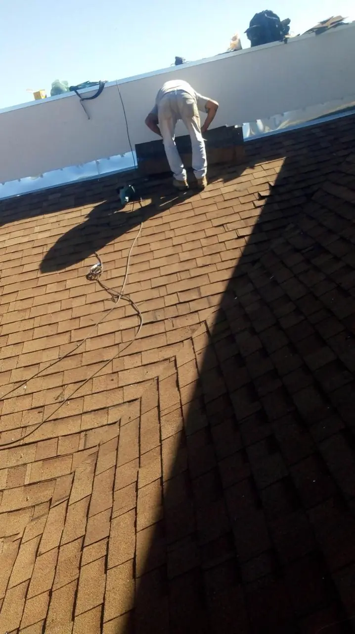 Instalação de cumeeira em telhado shingle em Uberlândia